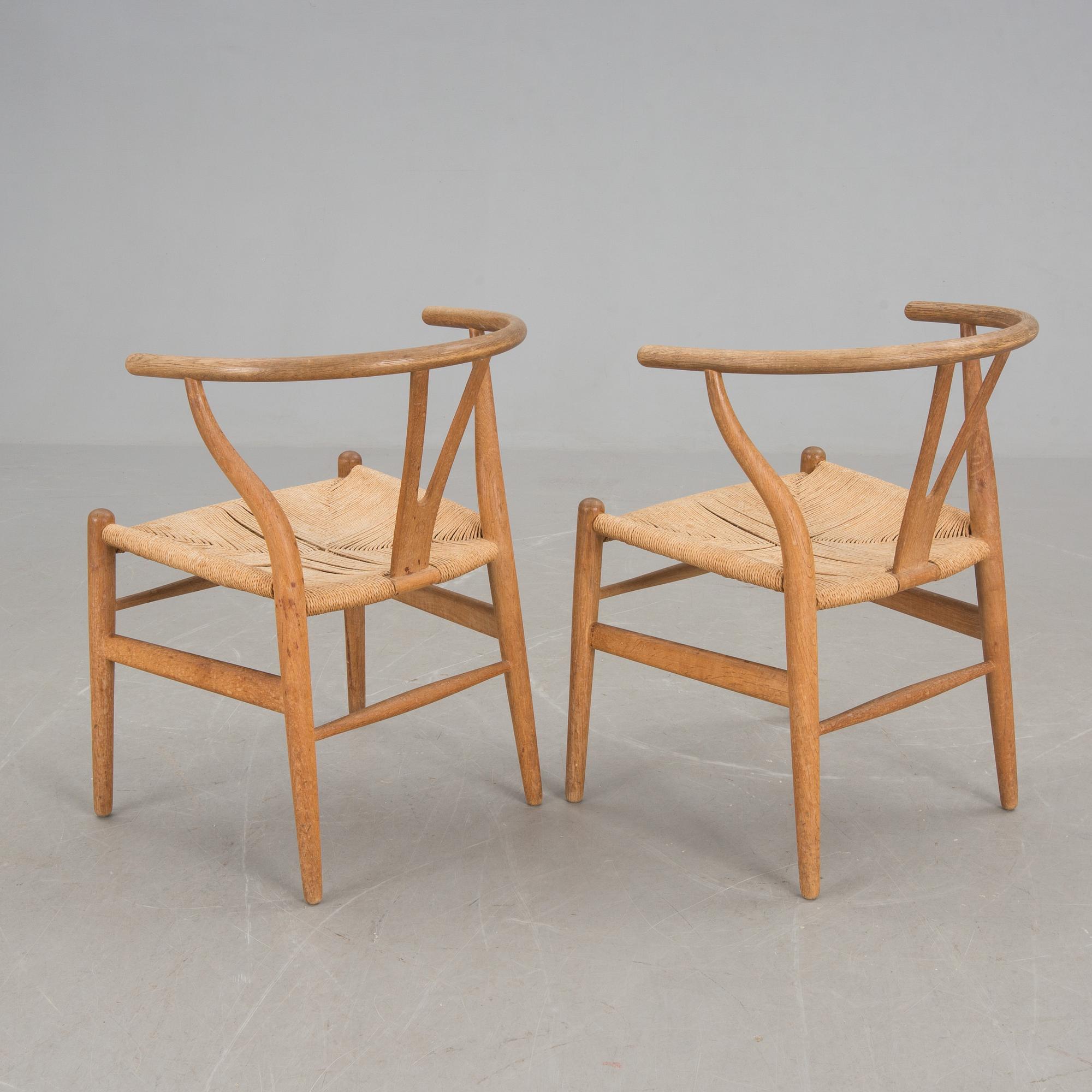 KARMSTOLAR, ett par, "Y-stolen", Hans J Wegner, etikettsmärkt Carl Hansen & Søn, Møbelfabrik Odense, 1970-talets början.