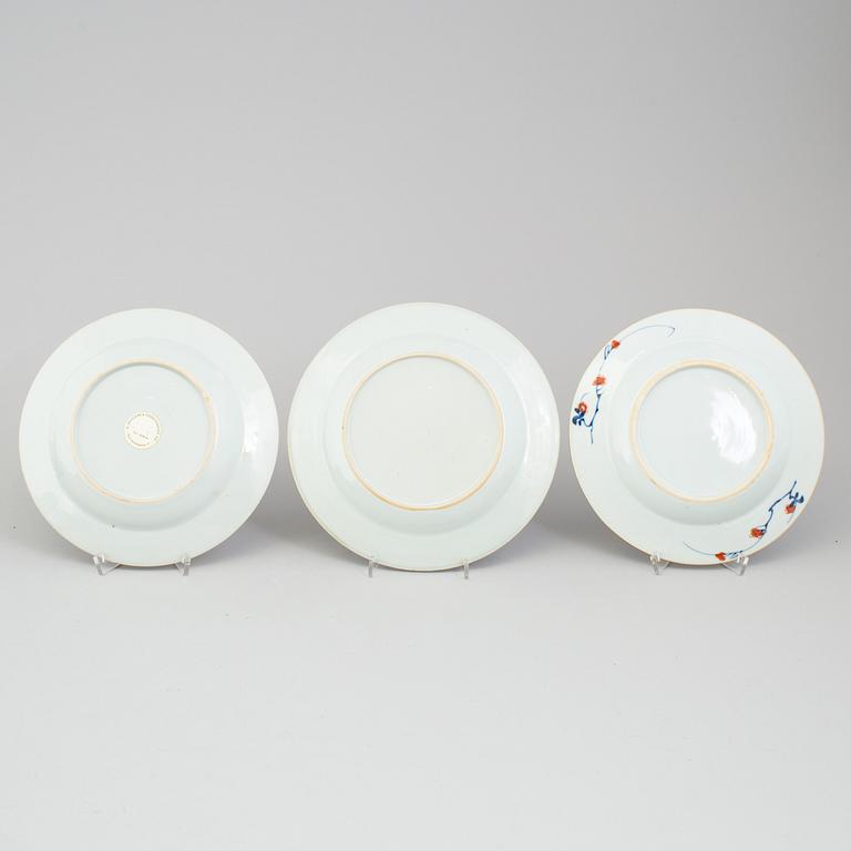 Six chinese famille rose and imari porcelain plates. Qing dynasty, 18th century.