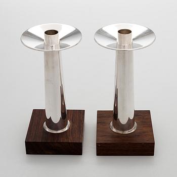 Eero Rislakki, Kynttilänjalkapari, hopeaa ja palisanteria, Kultakeskus Hämeenlinna 1965.