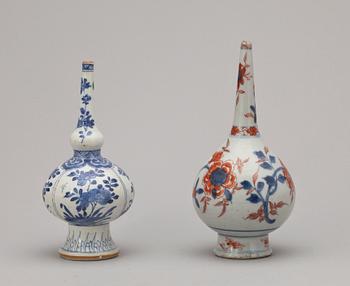 VATTENDROPPARE, två stycken, porslin. Qing dynastin, Kangxi (1662-1722).