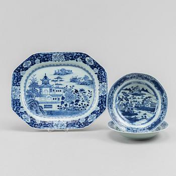 A blue and white dish and two soup dishes, Qing dynasty, Qianlong (1736-95).