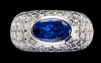 1112. RING, blå safir, 3.86 ct, med briljantslipade diamanter, tot. ca 2 ct.