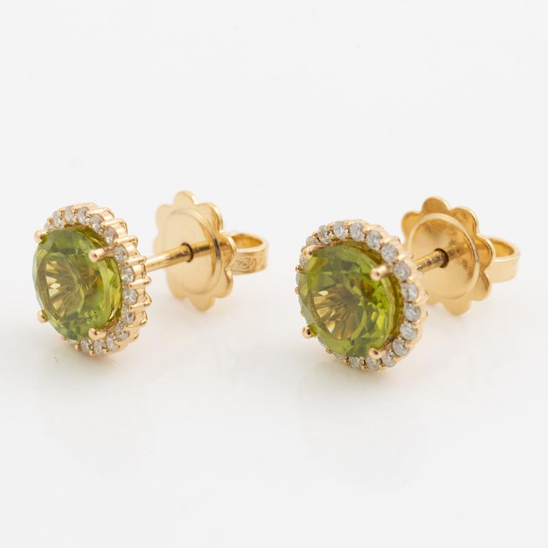 Örhängen 18K guld med peridot och briljantslipade diamanter.