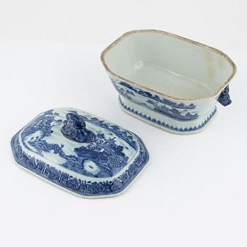 A Chinese tureen with cover, Qing dynasty, Qianlong (1736-95).