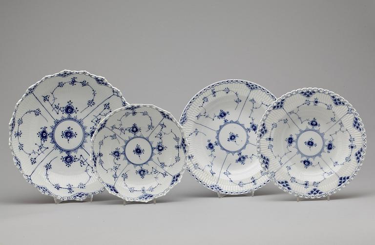 MAT- samt KAFFESERVIS, 151 delar, porslin, "Musselmalet", Royal Copenhagen, 1900-tal.