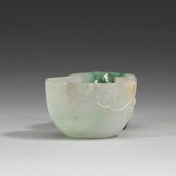 A carved nephrite brush washer, late Qing dynasty (1644-1912).