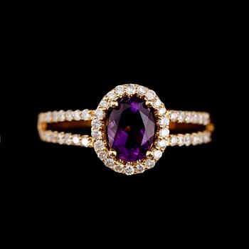 RING, 18 k guld, ametist 0.76 ct, briljantslipade diamanter totalt 0.31 ct. Vikt ca 3 g.