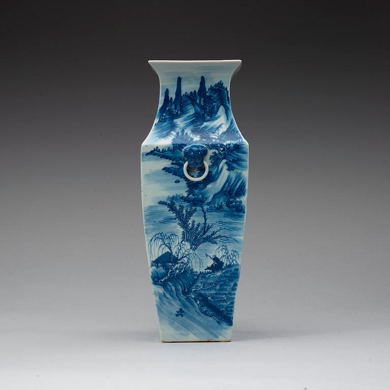 A blue and white vase, Qing dynasty 19th century.