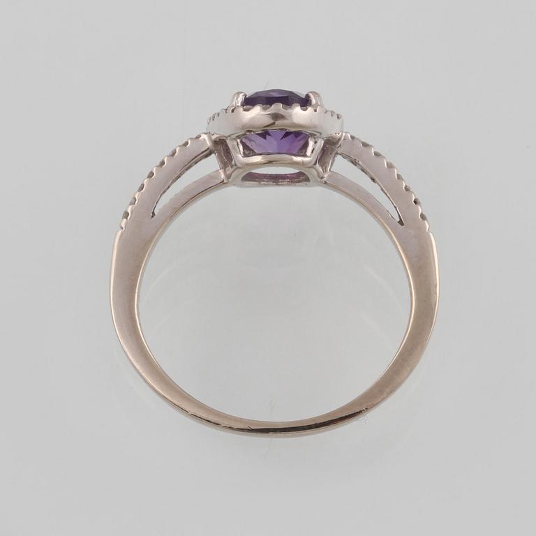 RING, 14K guld med ovalslipad ametist samt åttkantslipade diamanter. Vikt 2,4 gram.