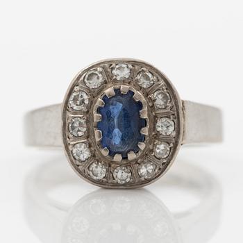 18K white gold ring with sapphire and octagonal-cut diamonds.