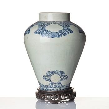 A Japanese blue and white porcelain urn, Genroku, Edo (1603-1868).