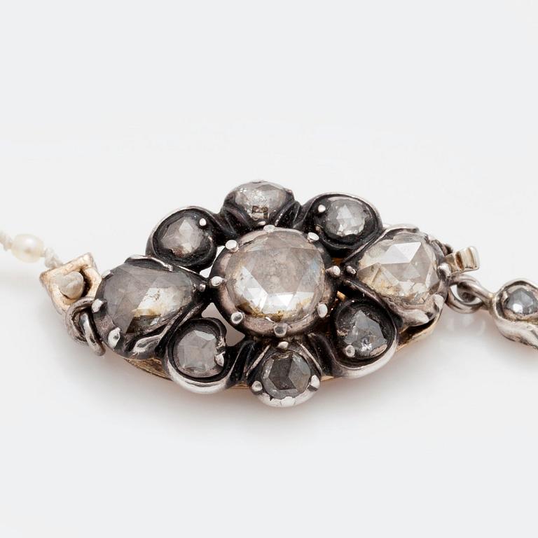 A natural freshwater pearl necklace. Clasp with rosecut diamonds. Certificate from GCS.