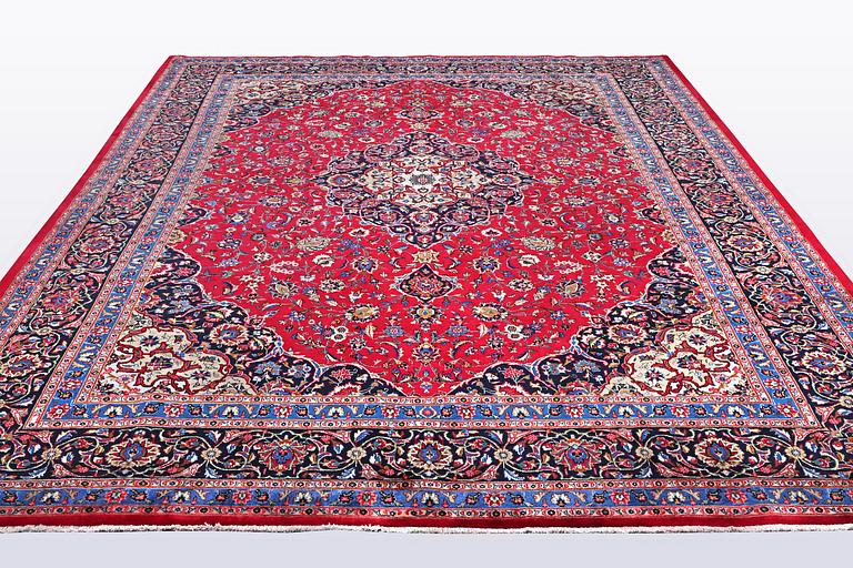 A carpet, Kashan, ca 395 x 295 cm.