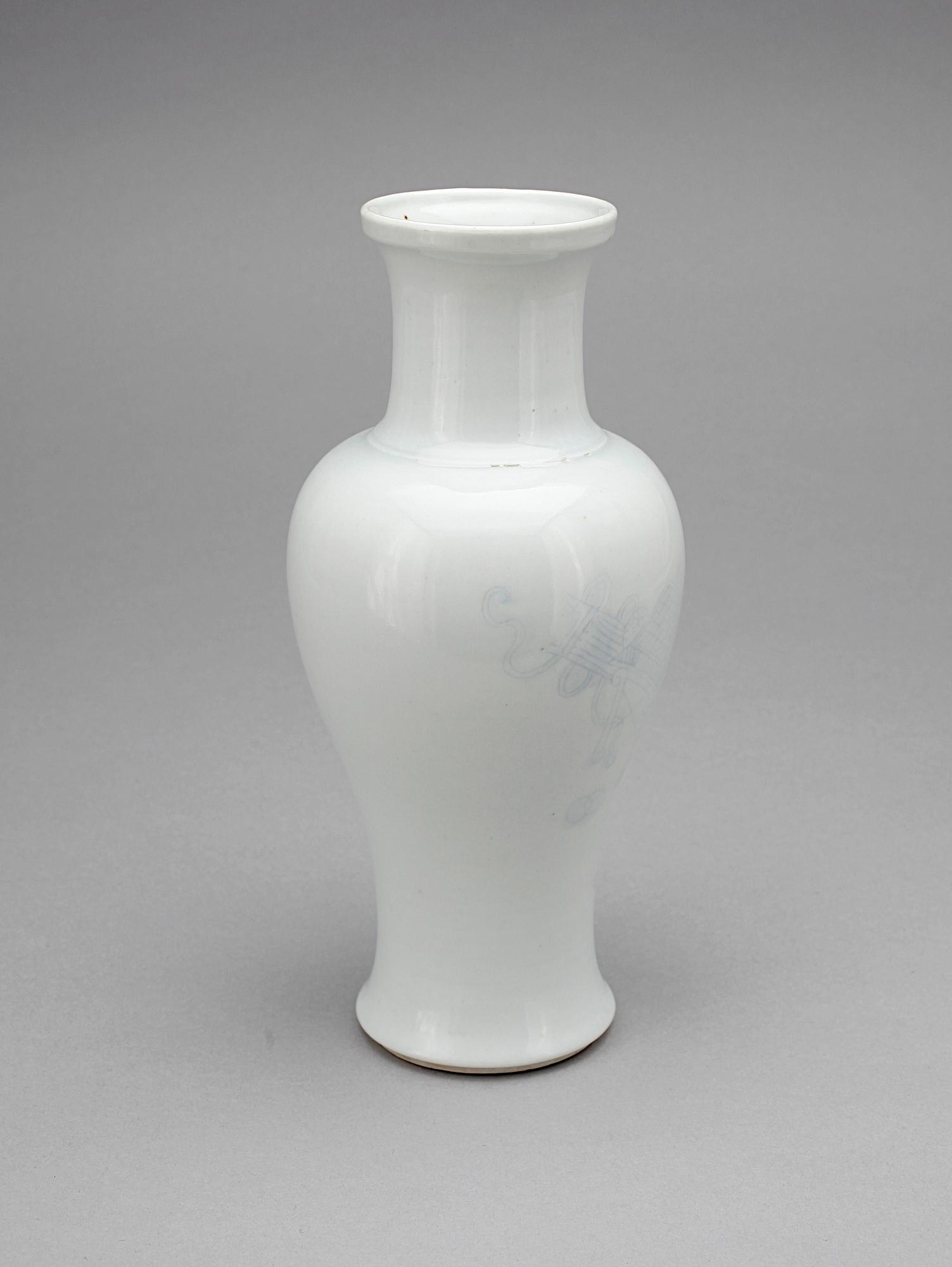 VAS, porslin, Kina, Qingdynastin (1644-1912).