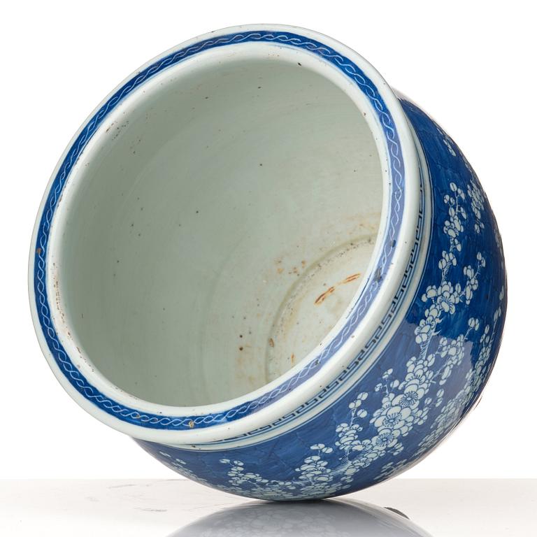 A blue and white flower pot, Qing dynasty, 19th Century.