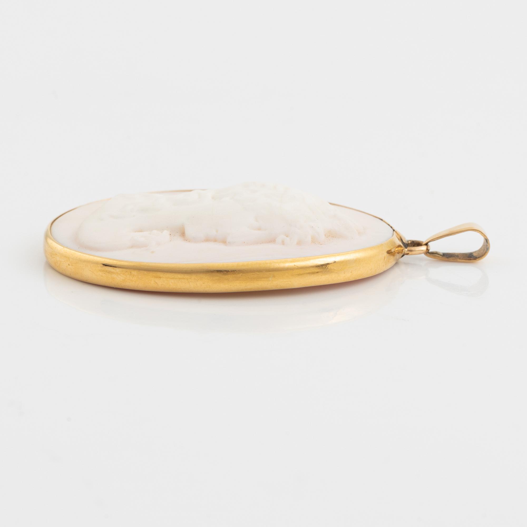 An 18K gold and cameo brooch.