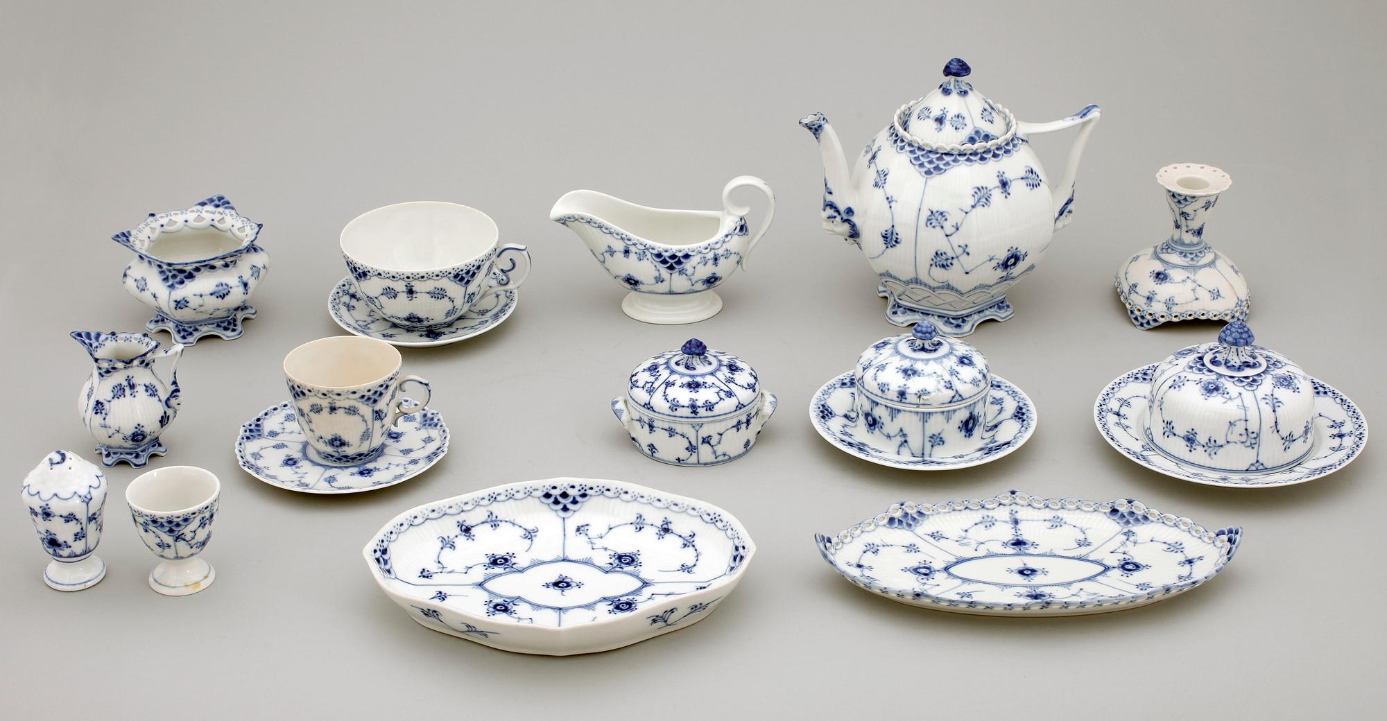 MAT- KAFFE- OCH TESERVISDELAR,  97 st, porslin, "Musselmalet", Royal Copenhagen, 1900-tal.