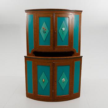 HÖRNSKÅP, allmoge, 1800-tal.