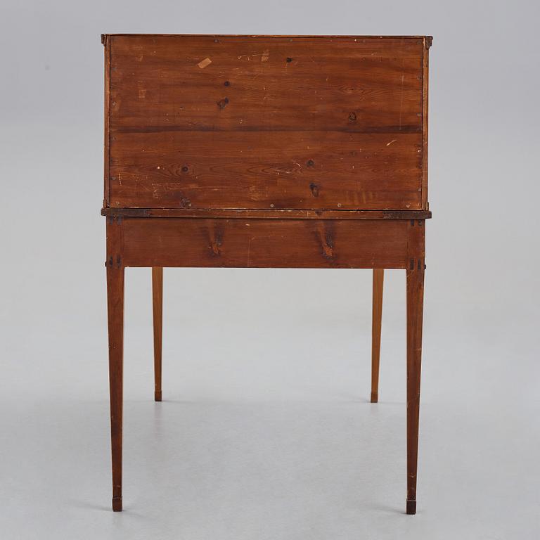 SKRIVBORD MED UPPSATS, Stockholmsarbete 1700-talets slut, Sengustavianskt.