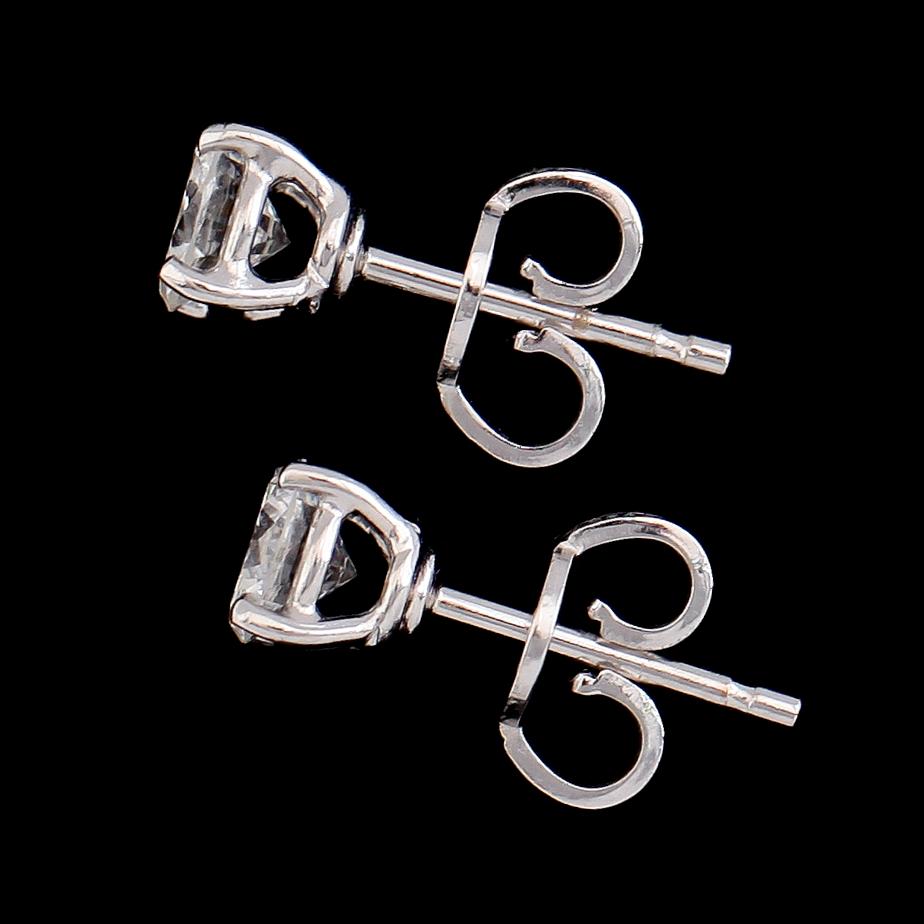 ÖRHÄNGEN, 1 par, 18K vitguld, solitära briljantslipade diamanter tot ca 0.80 ct.