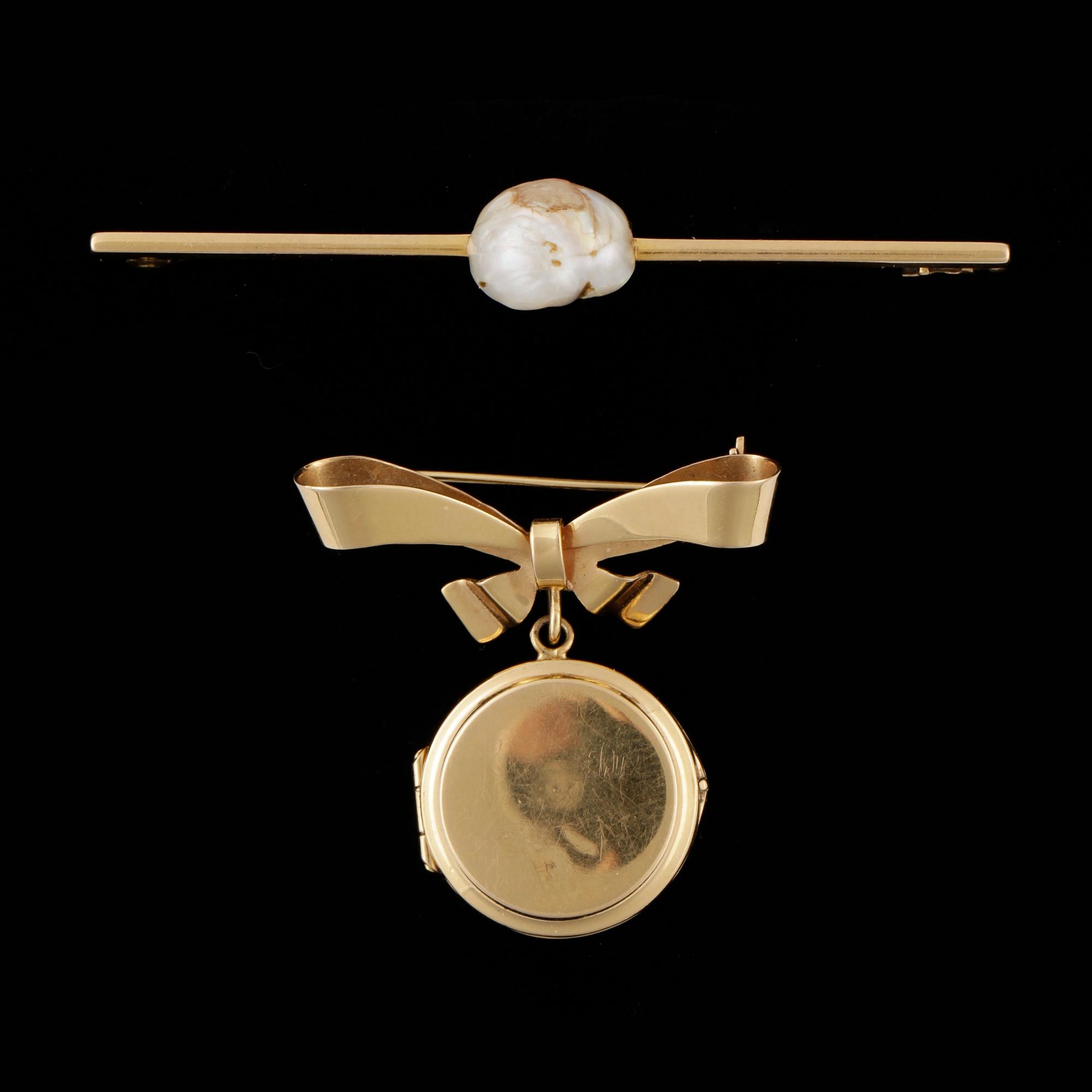 BROSCHER, 2st, 18k guld en med pärla. Bla CG Hallberg Stockholm, 1918. Totalvikt 11g.