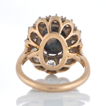 Opalring med runda briljantslipade diamanter total vikt ca 1.20 ct.