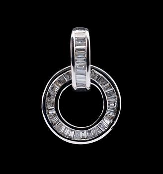 A PENDANT, baguette cut diamonds c. 1.20 ct. 18K white gold. Weight 2,8 g.