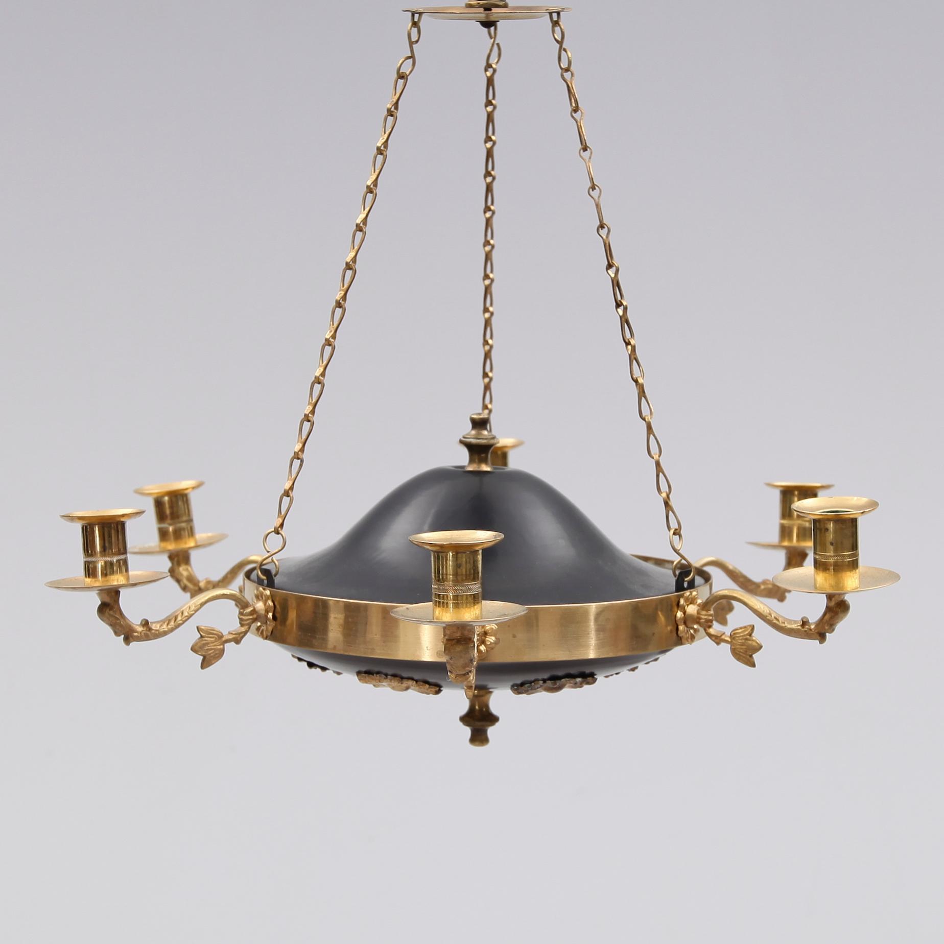 TAKAMPEL, empirestil, sekelskiftet 1900. Höjd med kedjor ca 35 cm.