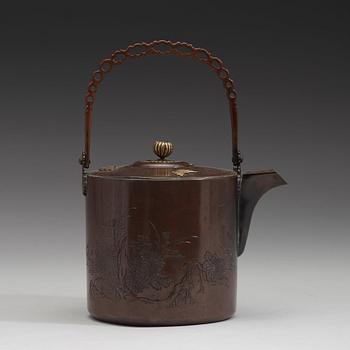 A Japanese copper alloy tea pot with cover, late Edo period (1603-1868).