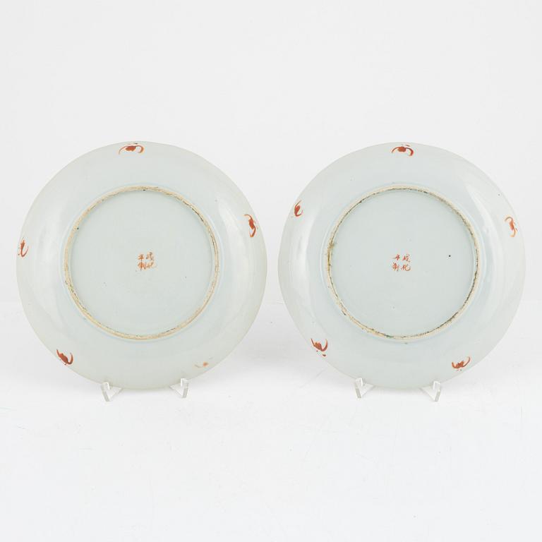 A pair of famille rose dishes, Qing dynasty, circa 1900.