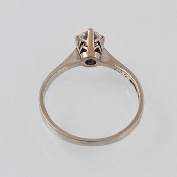 RING, 18K vitguld med briljantslipad diamant 0.34 ct, Gustav Dahlgren & Co, Malmö, 1966. Vikt 2,2 gram.