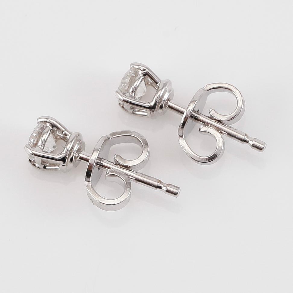 ÖRHÄNGEN, 1 par, 18K vitguld och diamanter tot ca 0.40 ct.