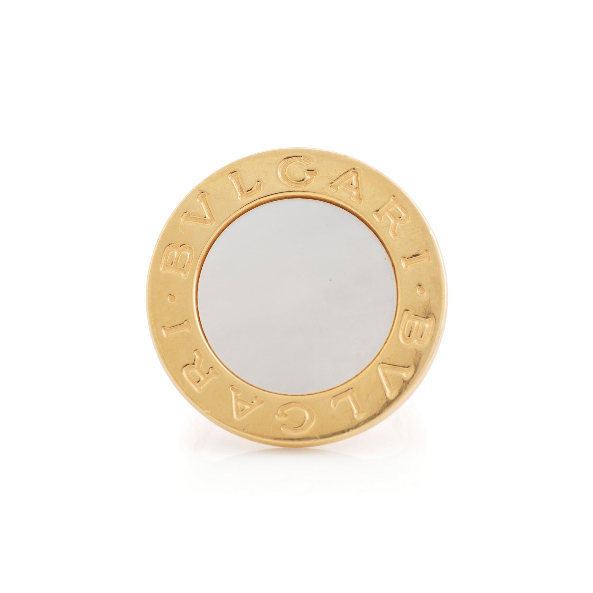 An 18K gold and mother of pearl Bulgari ring.