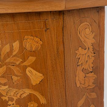 Display cabinet, Holland, 18th century.