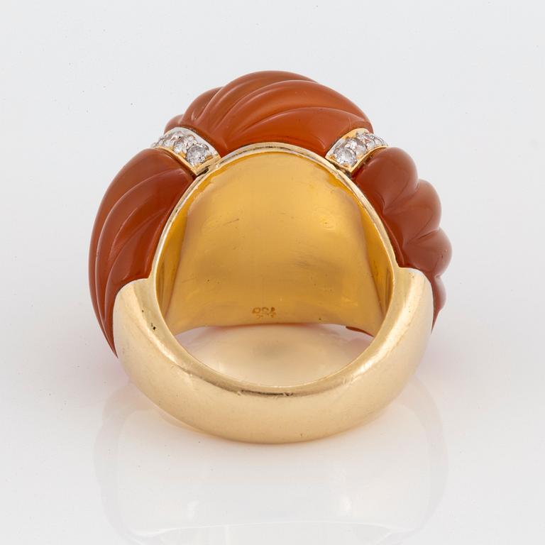 An 18K gold and agate ring set with round brilliant-cut diamonds.