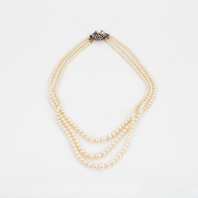PÄRLCOLLIER, treradigt, med odlade Akoyapärlor, lås i silver med pärla.