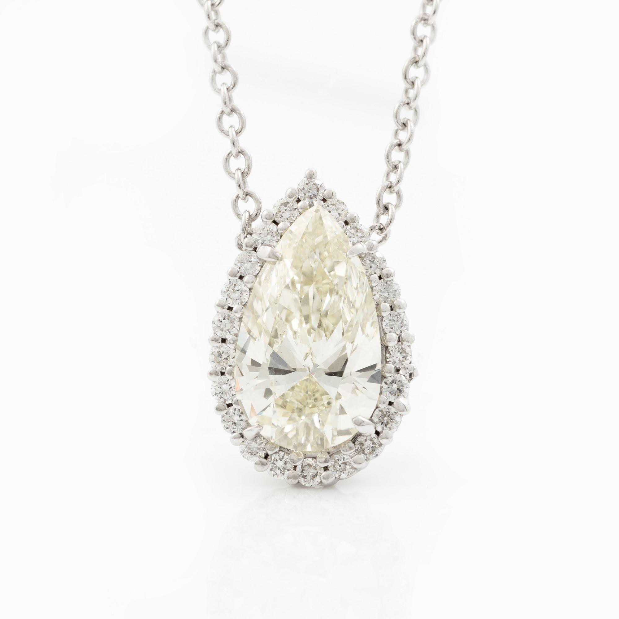 Collier 18K vitguld med droppslipad diamant, medföljande GIA report.