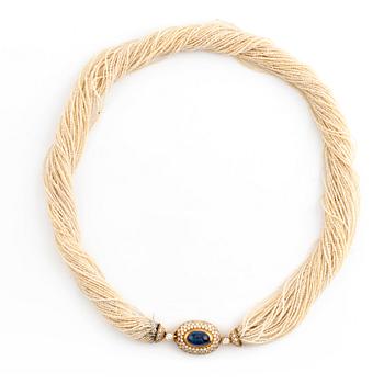 Flerradig collier seedpärlor och ett par örhängen.