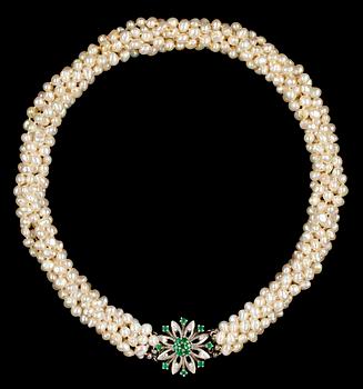 997. COLLIER, 6 rader odlade barocka pärlor, ca 5 mm, med lås med smaragder och diamanter.