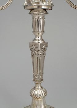 KANDELABRAR,  ett  par, silver, möjligen Nederländerna, Louis XVI stil, kring sekelskiftet 1900, vikt ca 4060 g.