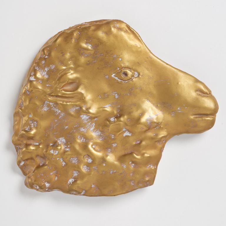 Hertha Hillfon, väggrelief.