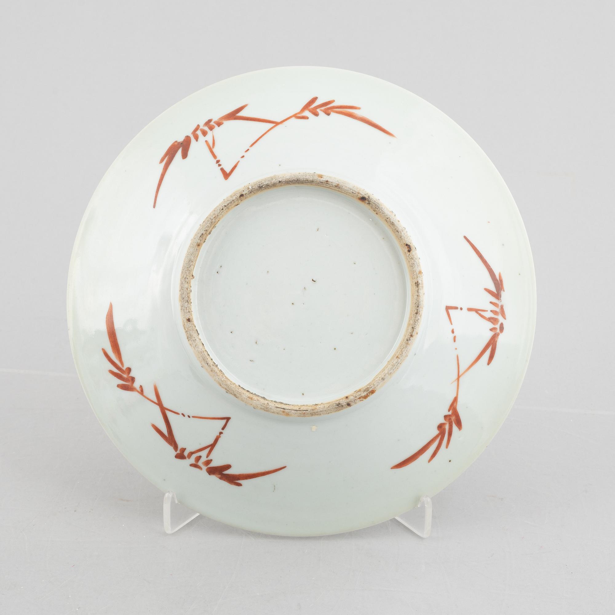 A Chinese porcelain dish, early 20th century.