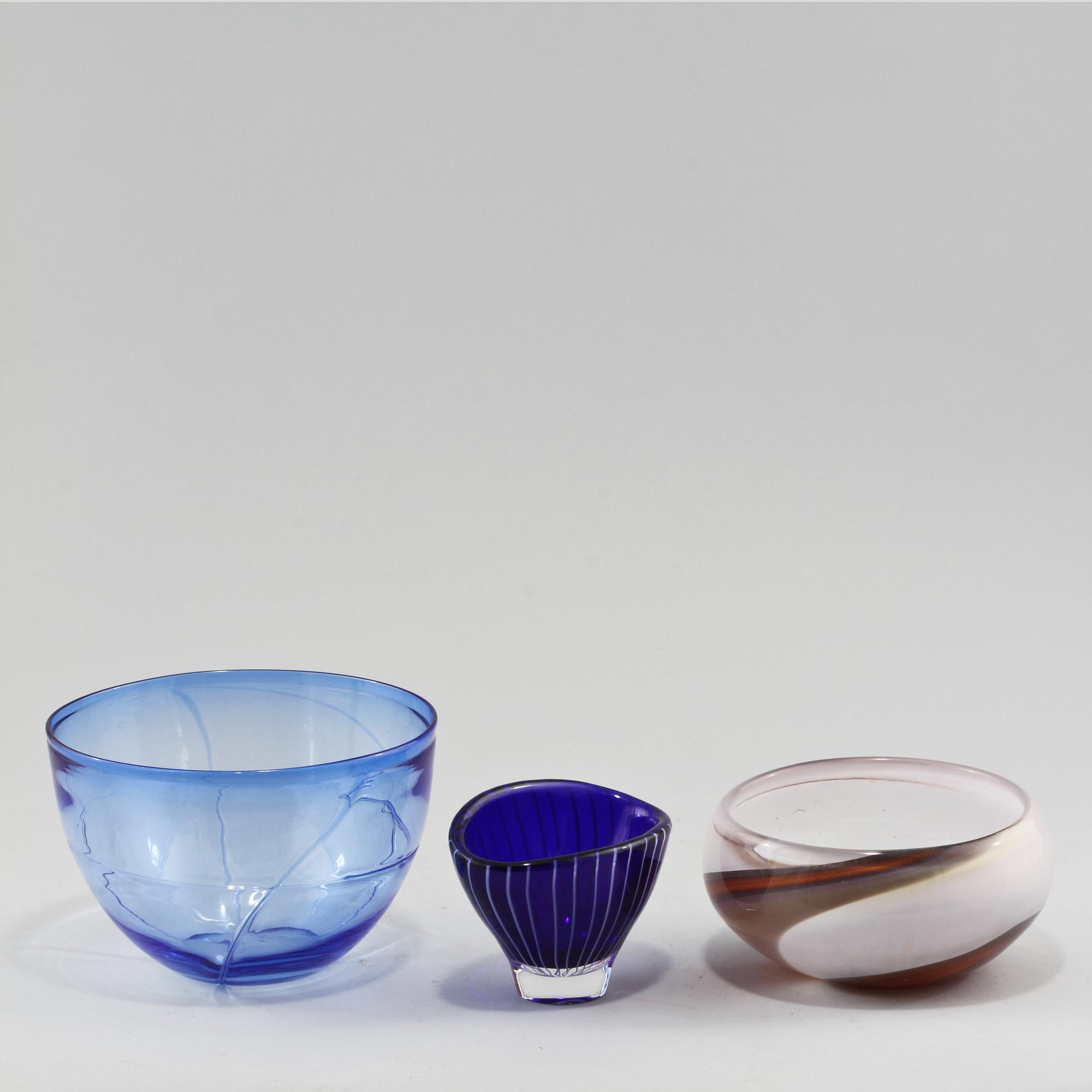 SKÅLAR, 3 st, glas, Vicke Lindstrand, Hannelore Dreutler och Bertil Vallien, 1900-tal.