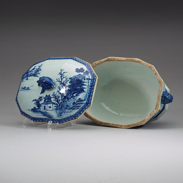 A blue and white tureen with cover, Qing dynasty, Qianlong (1736-95).