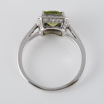 RING, 14K vitguld med åttkantslipade diamanter och fasettslipad peridot. Vikt 3,8 gram.