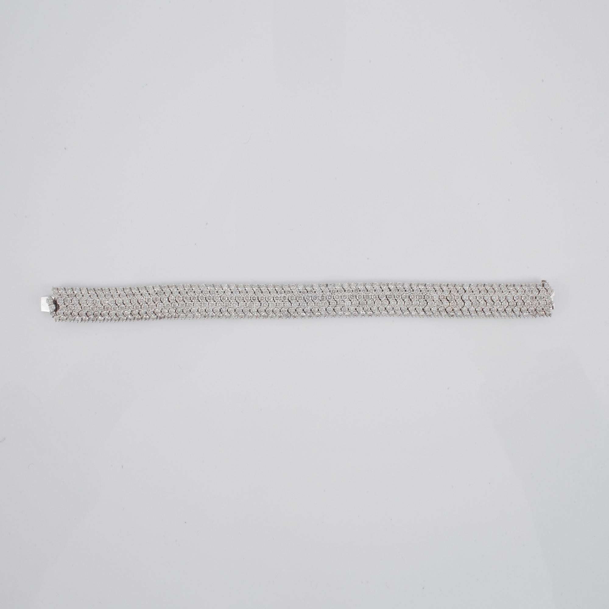 ARMBAND med briljantslipade diamanter, circa 19.00 ct totalt.