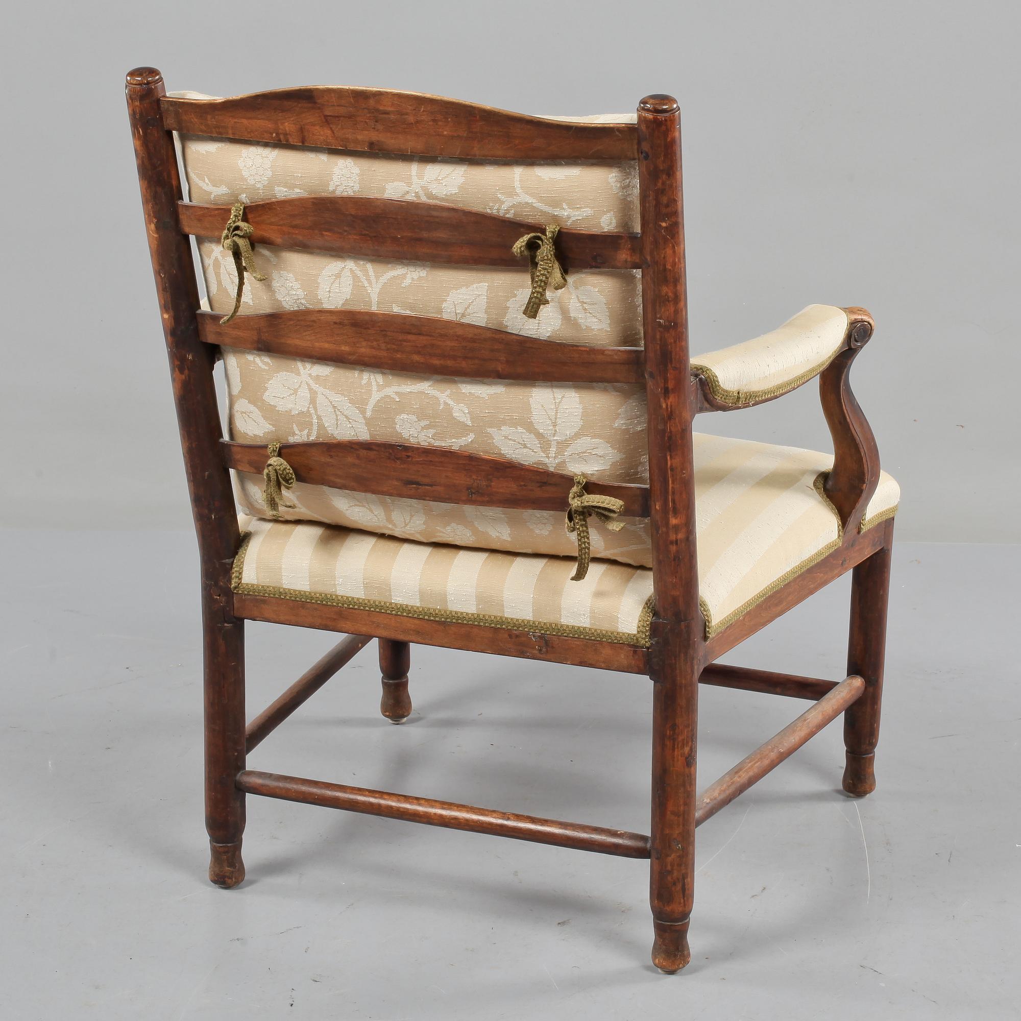 KARMSTOL, så kallad gripsholmsfåtölj, delvis sent 1700-tal.