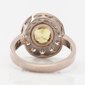Ring, 14K vitguld, krysoberyll ca 3.00 ct och diamanter ca 0.80 ct tot enligt certifikat. Erkki Nupponen, Helsingfors.