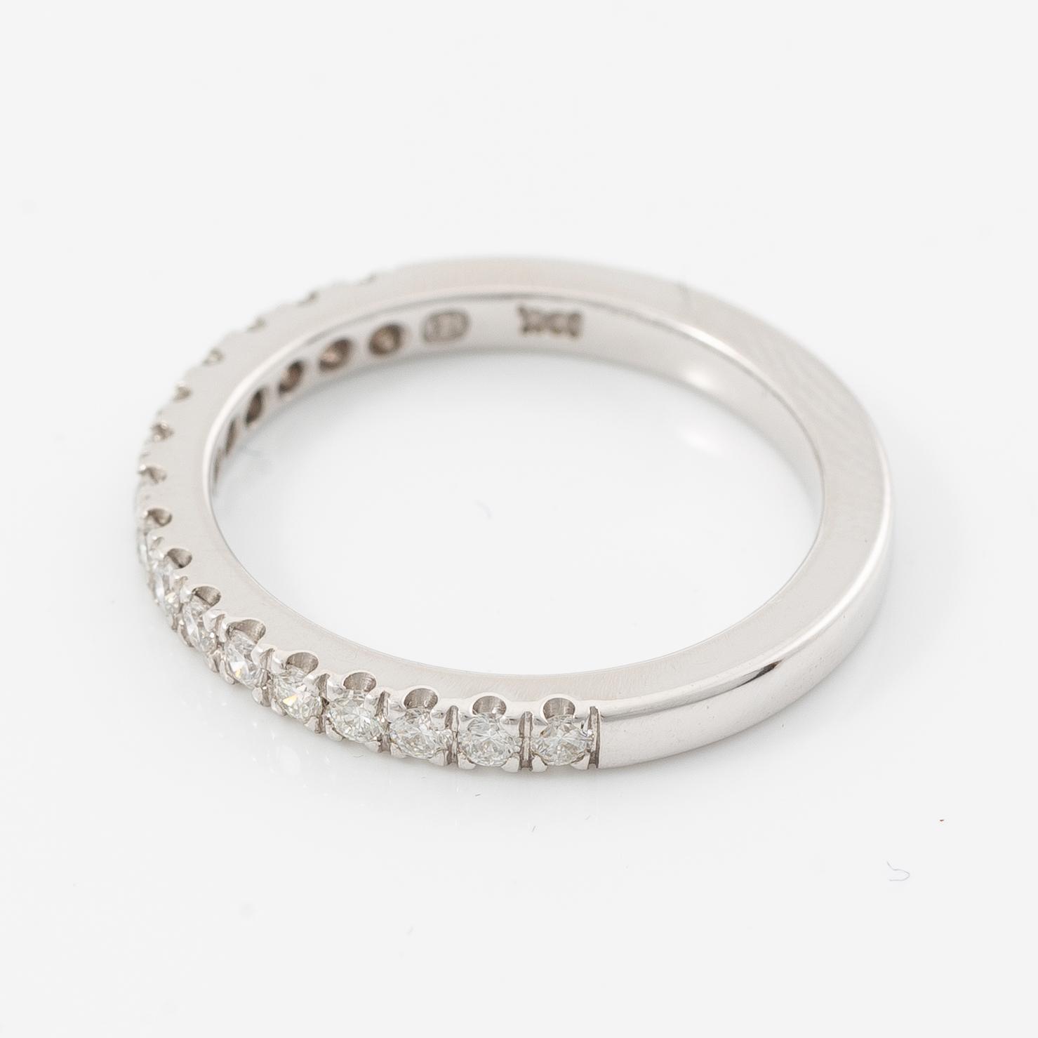 Alliance ring in 18K white gold set with brilliant-cut diamonds.