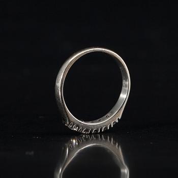 RING, 18K vitguld, 5 briljantslipade diamanter tot. 0,30 ct. Vikt 3,2 g.